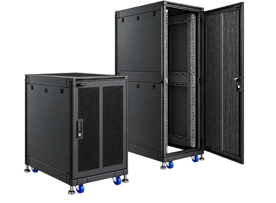 Hai tủ máy chủ U-Series: cỡ thấp cửa lưới đóng và cỡ cao mở cửa lưới thấy thanh tiêu chuẩn