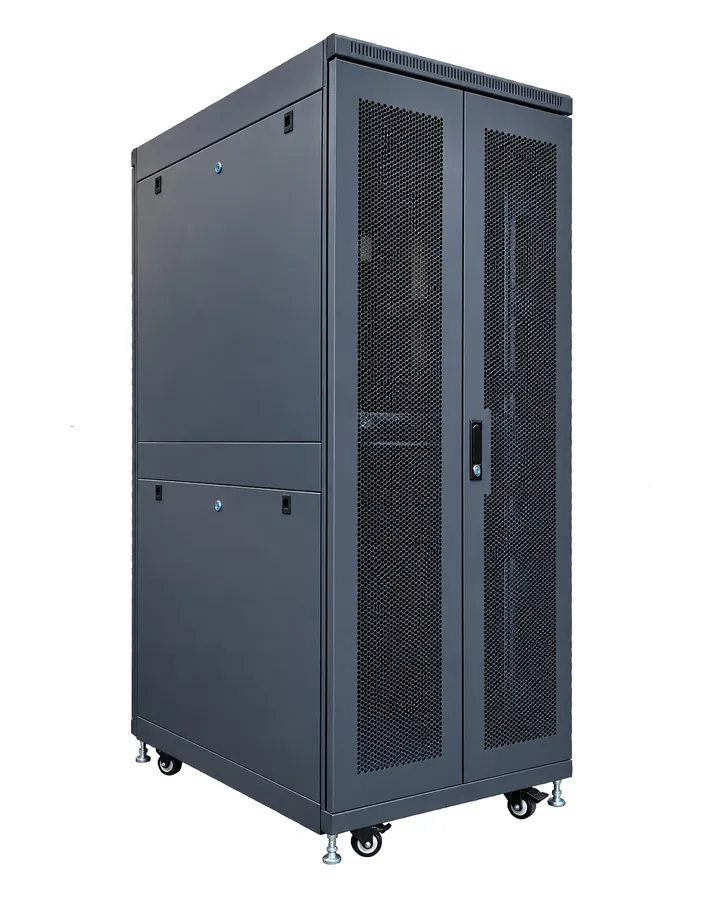 Tủ U-Series rộng 800 mm với cửa lưới hai cánh đóng, ảnh chụp sản phẩm thật