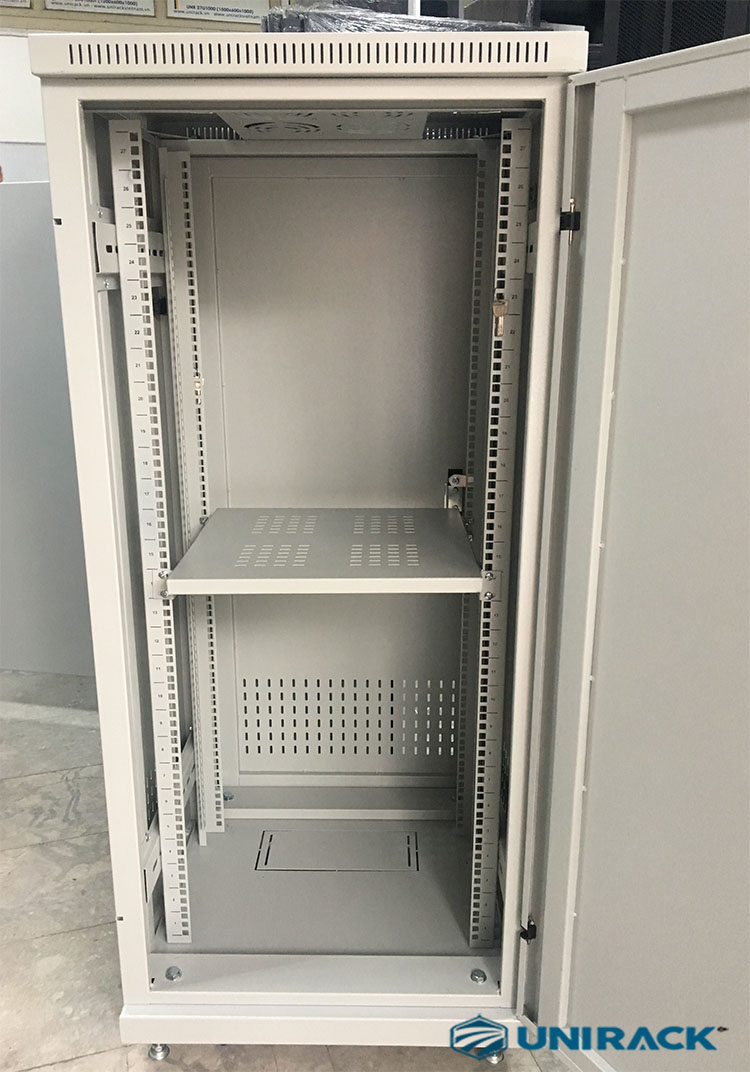 Bên trong tủ rack 27U Unirack sản xuất theo đơn đặt hàng
