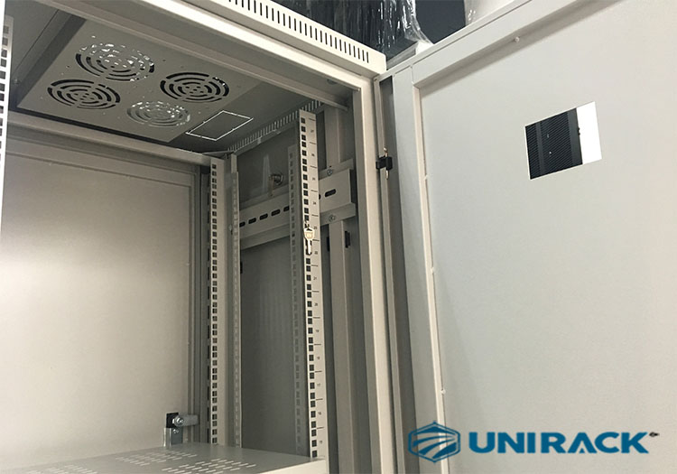 Bên trong tủ rack 27U Unirack sản xuất theo đơn đặt hàng