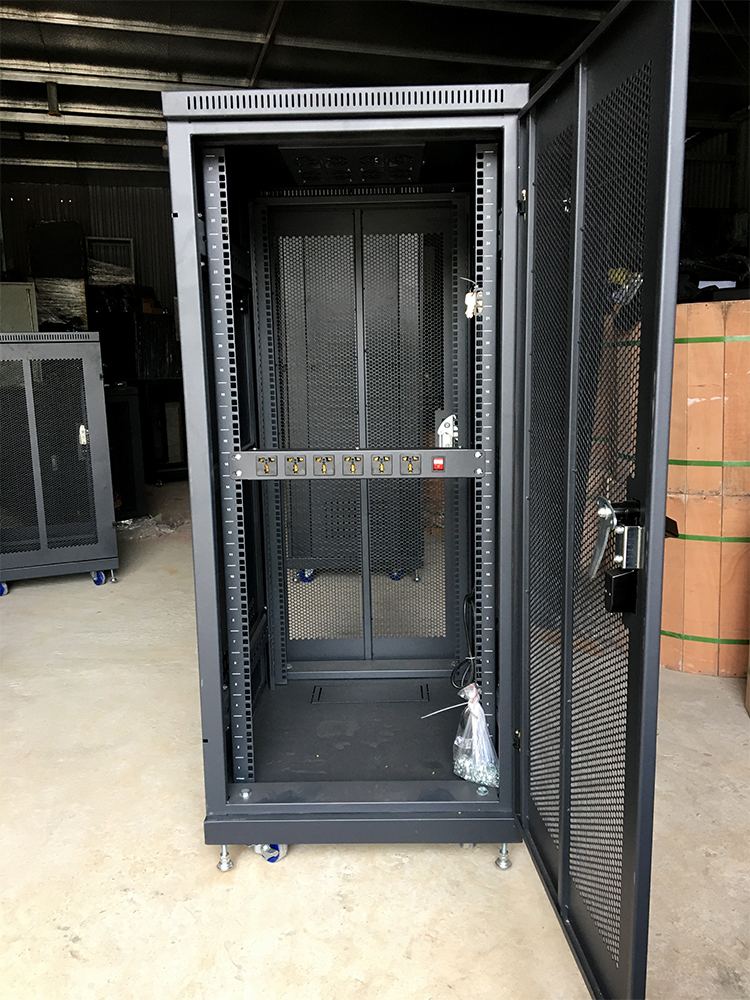 Tủ rack 27U D600 mẫu mới hãng UNIRACK Bên trong tủ rack 27U D600 mẫu mới hãng UNIRACK
