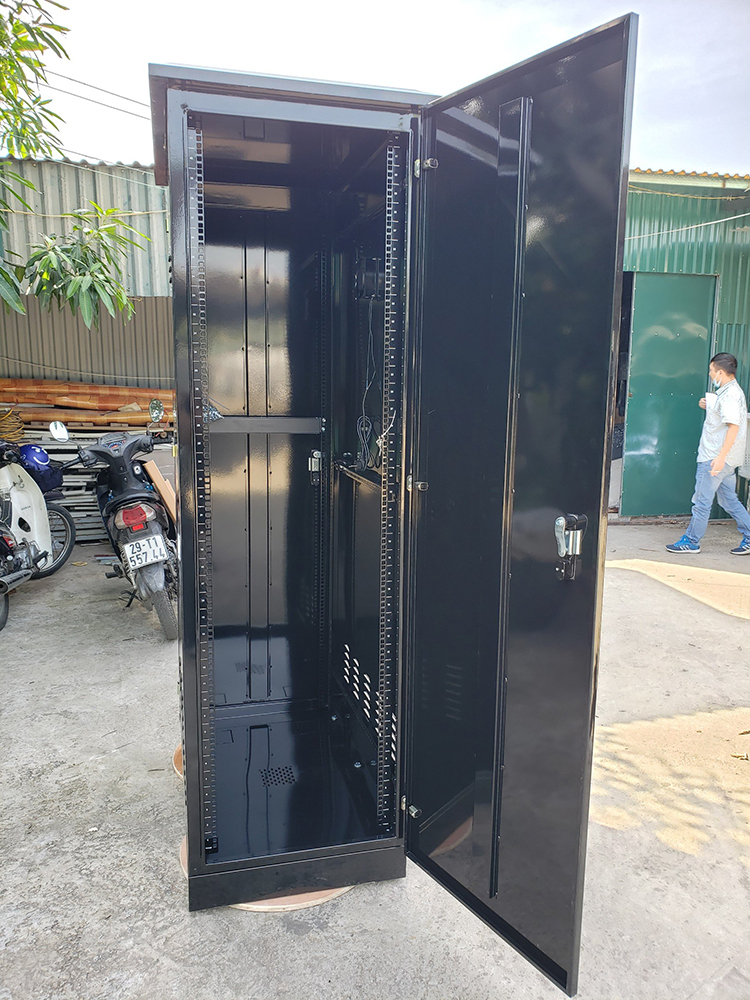 Tủ rack ngoài trời do UNIRACK sản xuất theo yêu cầu Bên trong tủ rack ngoài trời do UNIRACK sản xuất theo yêu cầu