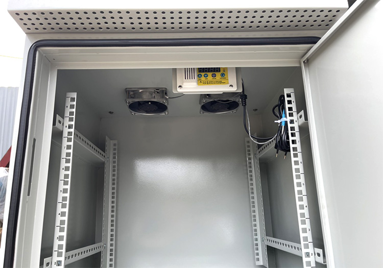 Tủ rack 10U treo ngoài trời, cửa 2 lớp Bên trong tủ rack 10U treo ngoài trời, cửa 2 lớp