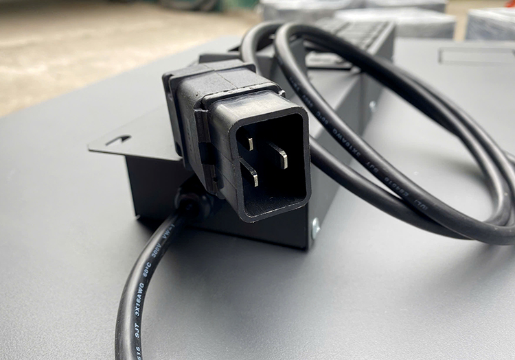 PDU 12 ổ UNR-P12M20/2U Chân cắm mới bền bỉ và thuận tiện hơn PDU 12 ổ UNR-P12M20/2U Chân cắm mới bền bỉ và thuận tiện hơn