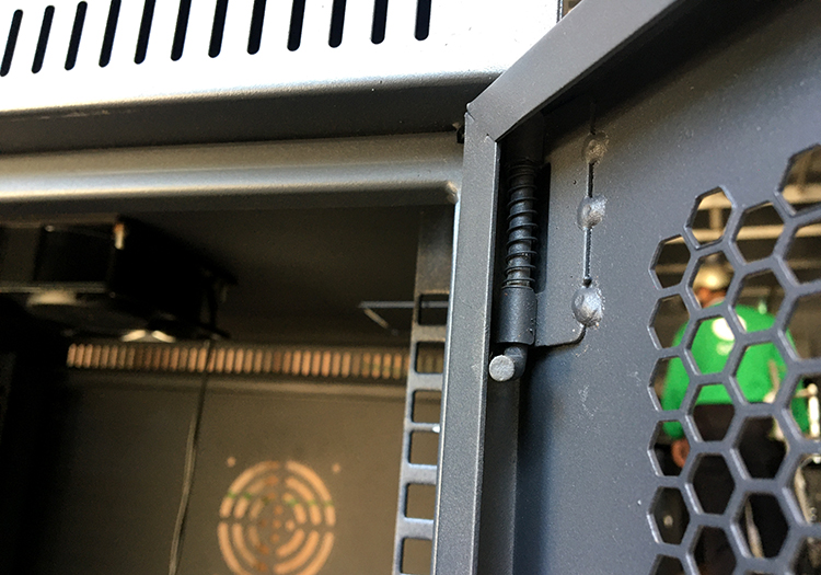 Bản lề dạng chốt lò xo trang bị trên các kích thước tủ rack 6U