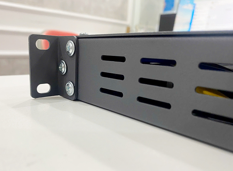 Tai bắt rack và khe thoát gió 2 bên hông khay quạt cảm biến nhiệt độ