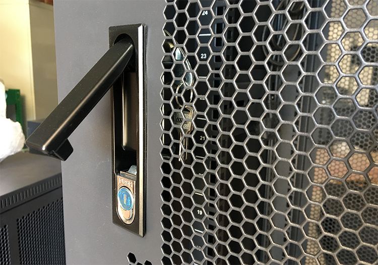 Tủ rack 27U mẫu mới với khóa lẫy bật, cửa lưới Tủ rack 27U mẫu mới với khóa lẫy bật, cửa lưới