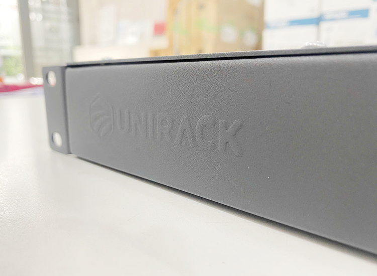 Khay quạt gắn rack 1U dập nổi logo Unirack