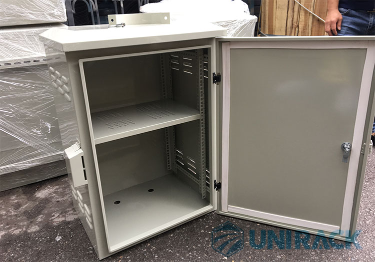 Nóc tủ và hai bên hông của tủ rack 15u ngoài trời Nóc tủ và hai bên hông của tủ rack 15u ngoài trời