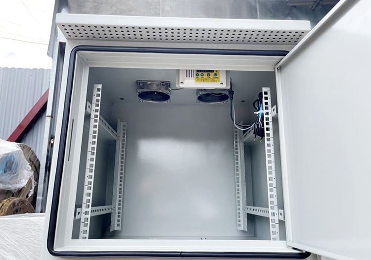 Quạt tản nhiệt tủ rack 10U cửa 2 lớp ngoài trời sản xuất theo yêu cầu
