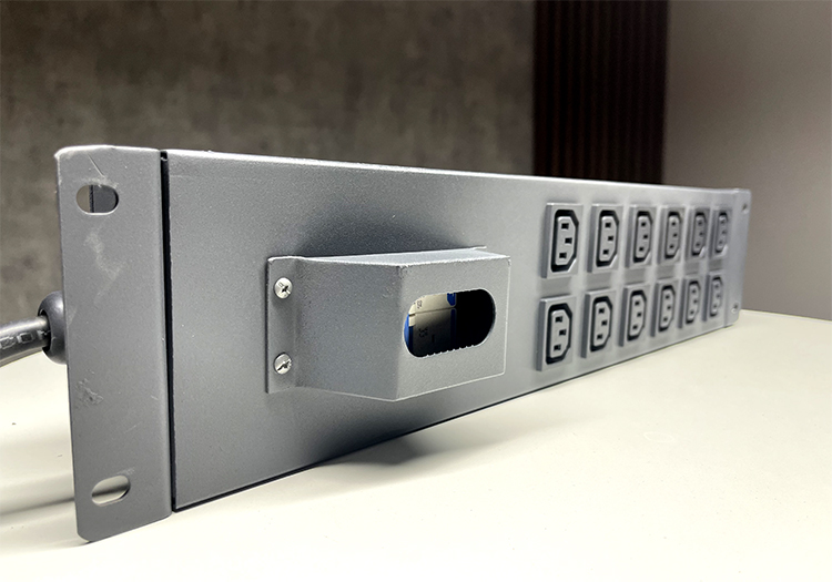 Thanh nguồn PDU 12 ổ cắm C13 MCB20A Thanh nguồn PDU 12 ổ cắm C13 MCB20A