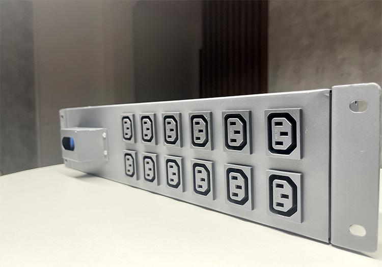 Thanh nguồn PDU 12 ổ cắm C13 MCB20A Thanh nguồn PDU 12 ổ cắm C13 MCB20A