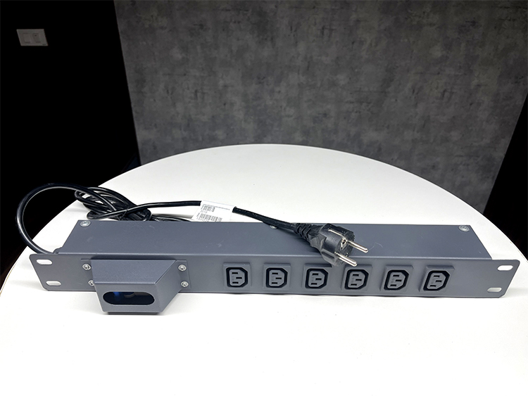 Thanh nguồn PDU 6 ổ cắm C13 hãng UNIRACK Thanh nguồn PDU 6 ổ cắm C13 hãng UNIRACK