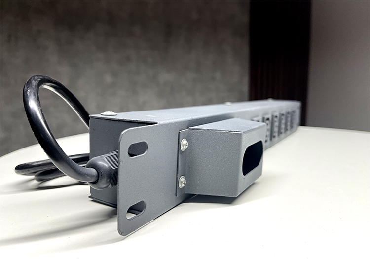 Thanh nguồn PDU 6 ổ cắm C13 hãng UNIRACK Thanh nguồn PDU 6 ổ cắm C13 hãng UNIRACK