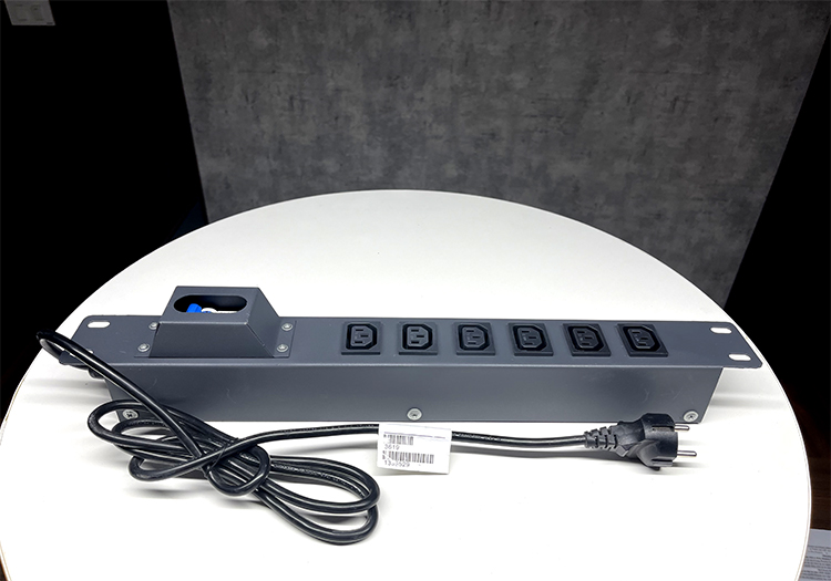 Thanh nguồn PDU 6 ổ cắm C13 hãng UNIRACK Thanh nguồn PDU 6 ổ cắm C13 hãng UNIRACK