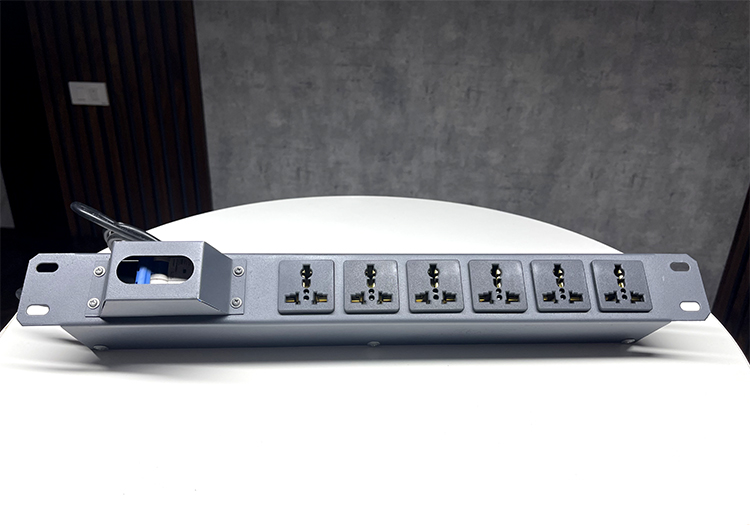 Thanh nguồn PDU 6 ổ cắm đa năng MCB20A Thanh nguồn PDU 6 ổ cắm đa năng MCB20A