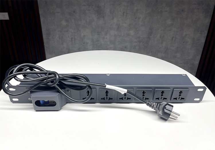 Thanh nguồn PDU 6 ổ cắm đa năng MCB20A Thanh nguồn PDU 6 ổ cắm đa năng MCB20A