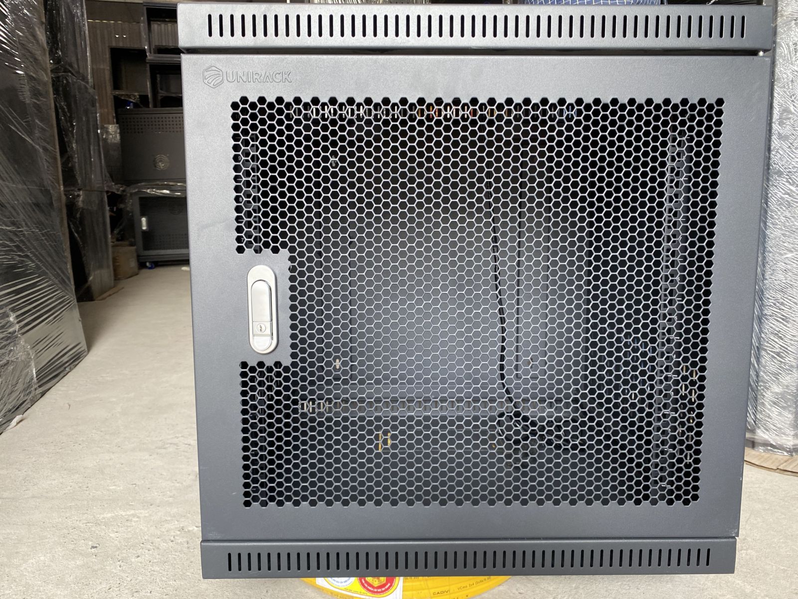 Tủ rack 10U D500 màu đen cửa lưới treo tường Tủ rack 10U D500 màu đen cửa lưới treo tường