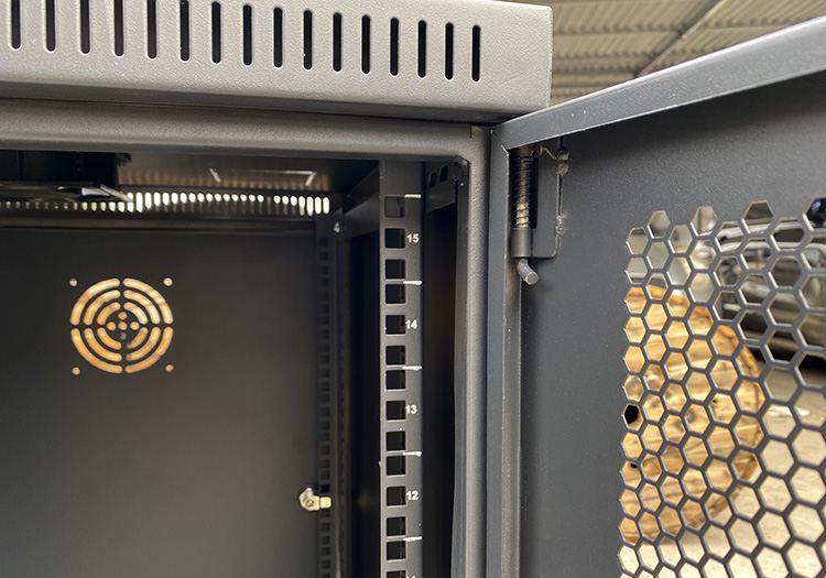 Tủ rack 15U D600 cửa lưới màu đen Unirack