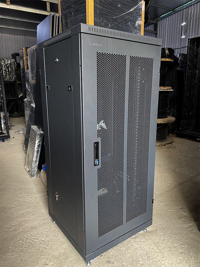 Tủ rack 27U mẫu mới và Logo của thương hiệu Unirack Việt Nam