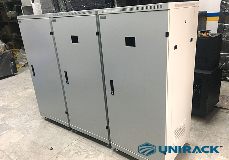 Tủ rack 27U Unirack sản xuất theo đơn đặt hàng Tủ rack 27U Unirack sản xuất theo đơn đặt hàng