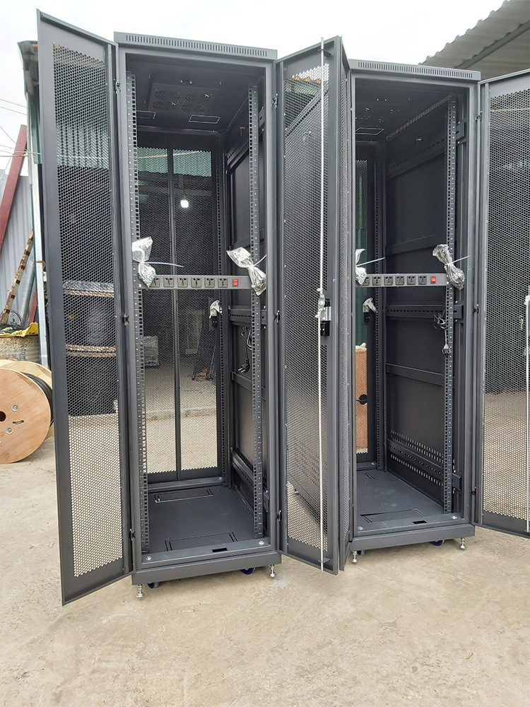 Tủ rack 42U, cửa 2 cánh lưới thông thoáng
