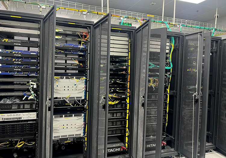 Tủ rack 42U Unirack sử dụng trong các Data Center chuyên dụng