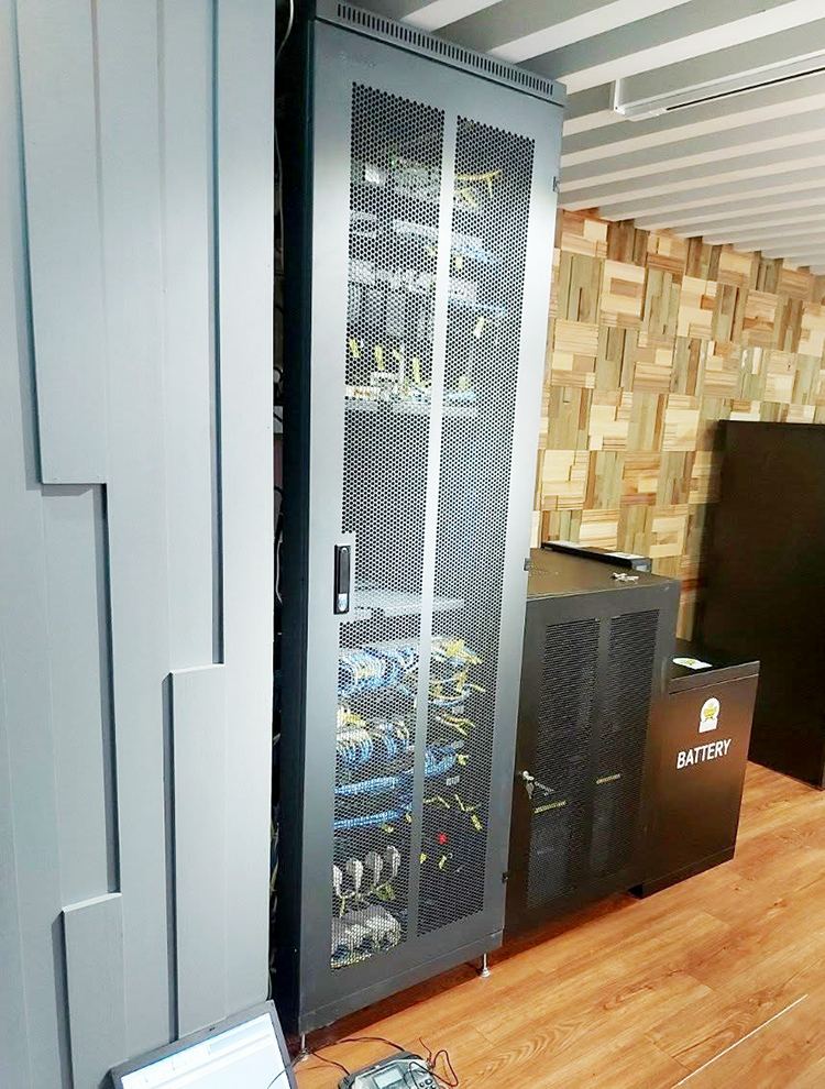 Tủ rack 42U Unirack được thiết kế để lắp đặt các thiết bị tiêu chuẩn