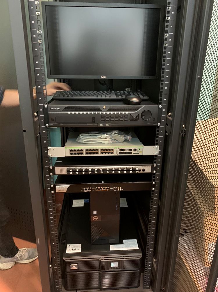 Tủ rack 42U Unirack chất lượng vượt trội