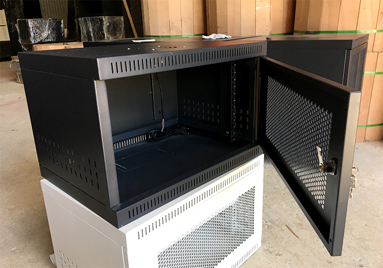 Bên trong tủ rack 6U treo tường