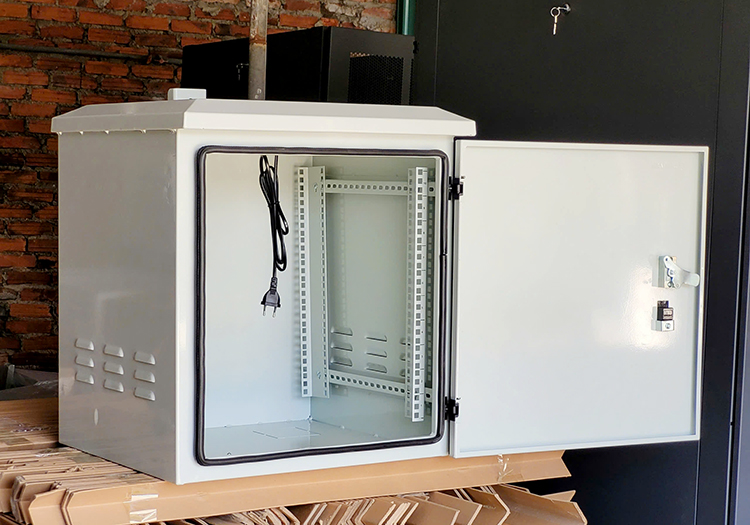 Tủ rack công nghiệp Unirack chống nước, chống bụi cho nhà xưởng