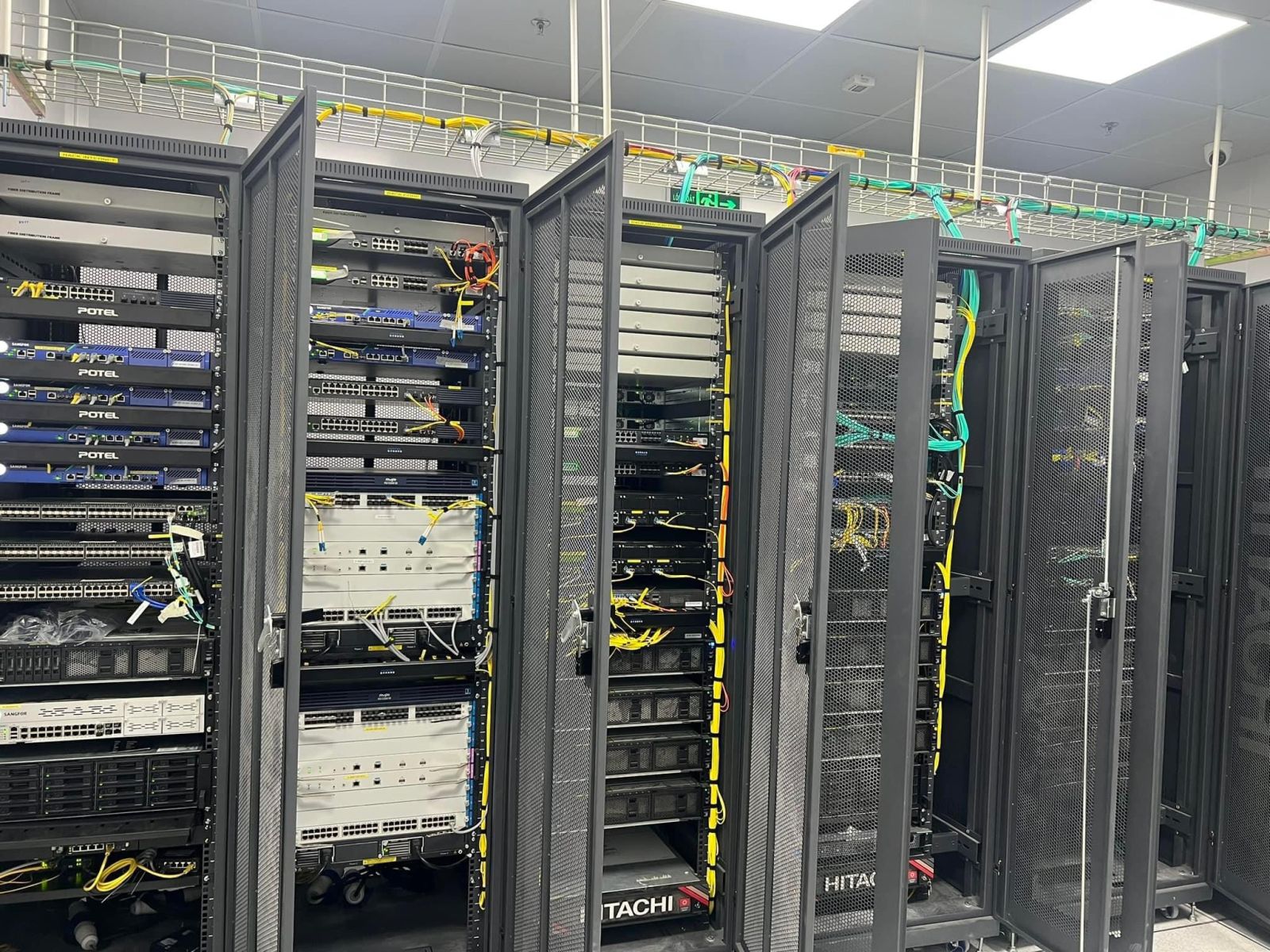 Tủ rack cho Data Center, Tủ rack Server