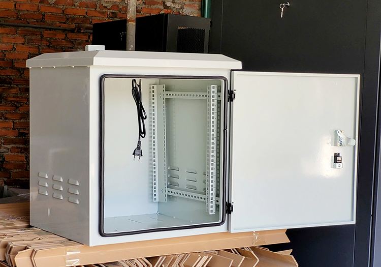 Tủ rack ngoài trời hãng Unirack chống bụi, chống nước