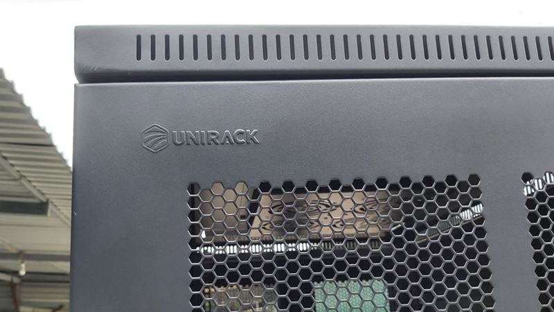 Logo trên cánh cửa tủ rack Unirack Logo trên cánh cửa tủ rack Unirack