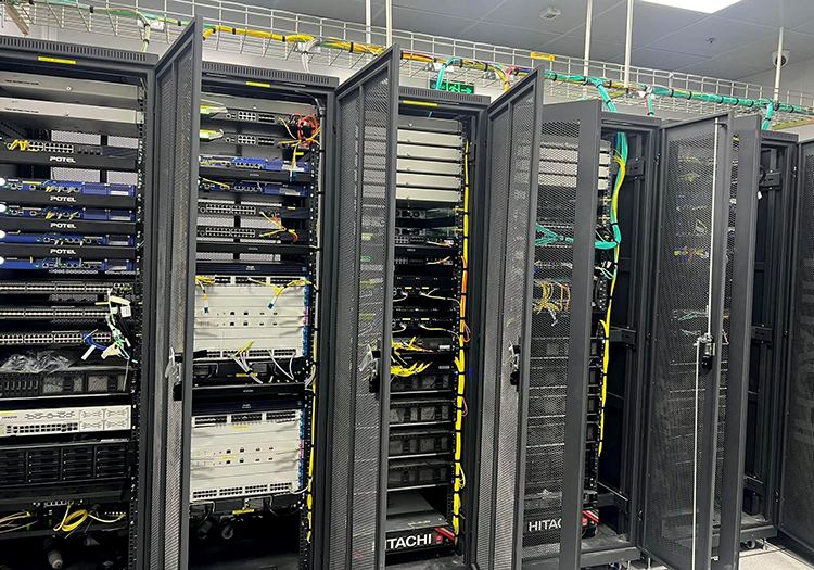 Tủ rack 42U 2 cửa lưới Unirack trong các Data Center
