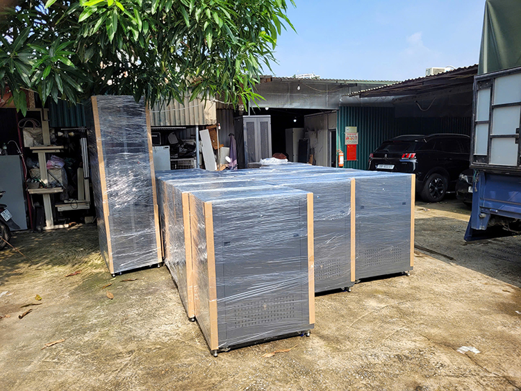 Tủ rack Unirack vận chuyển đến khách hàng