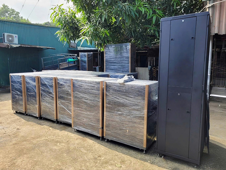 Tủ rack Unirack vận chuyển đến khách hàng