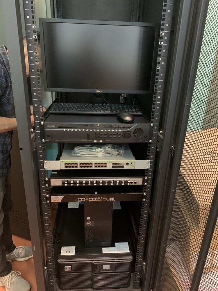 Tủ rack 42U thương hiệu UNIRACK Tủ rack 42U thương hiệu UNIRACK