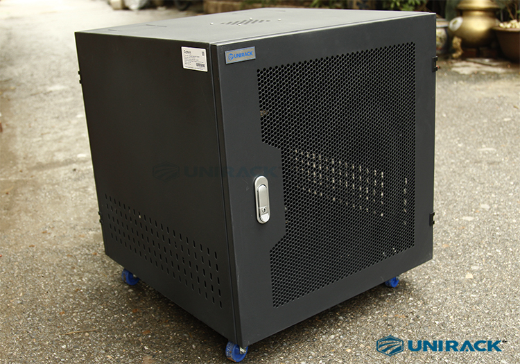Tủ rack 10U sâu 600 cửa lưới màu đen sản xuất bởi Unirack
